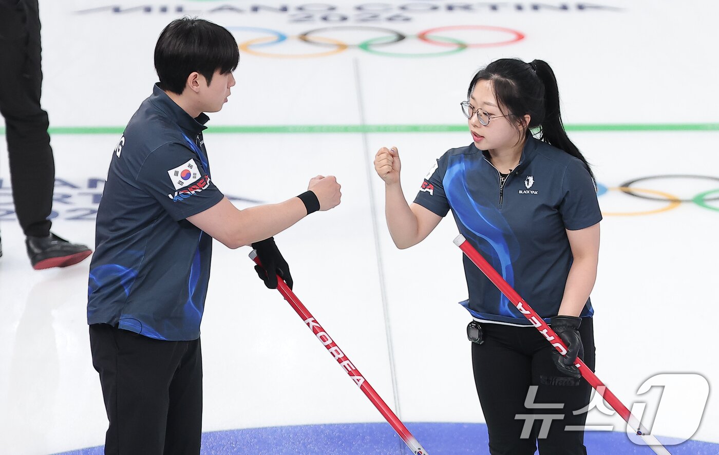 본문 이미지 - 컬링 믹스더블 김선영과 정영석이 5일(현지시간) 이탈리아 코르티나담페초 컬링 올림픽 스타디움에서 열린 2026 밀라노·코르티나 동계올림픽 컬링 믹스더블 라운드 로빈 대한민국과 이탈리아의 경기에서 서로를 격려하고 있다. 2026.2.5/뉴스1 ⓒ News1 김성진 기자