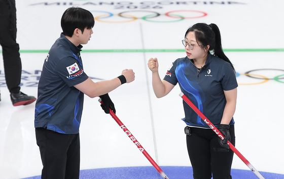 손 맞대는 김선영과 정영석