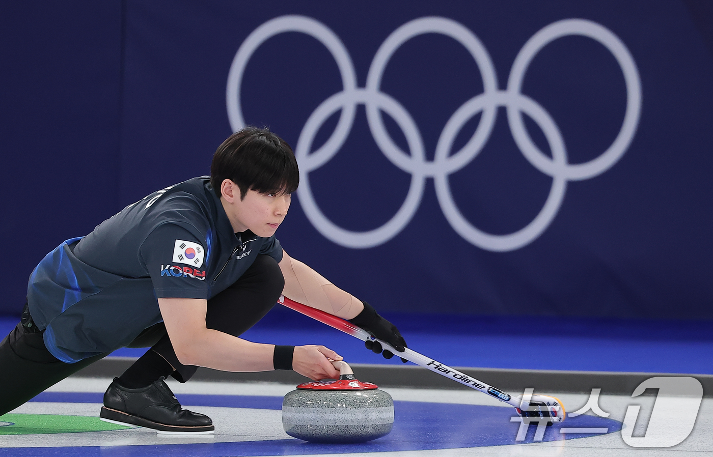 (코르티나담페초=뉴스1) 김성진 기자 = 컬링 믹스더블 정영석이 5일(현지시간) 이탈리아 코르티나담페초 컬링 올림픽 스타디움에서 열린 2026 밀라노·코르티나 동계올림픽 컬링 믹스 …