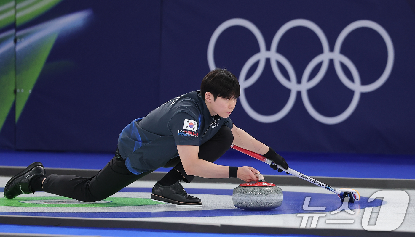 (코르티나담페초=뉴스1) 김성진 기자 = 컬링 믹스더블 정영석이 5일(현지시간) 이탈리아 코르티나담페초 컬링 올림픽 스타디움에서 열린 2026 밀라노·코르티나 동계올림픽 컬링 믹스 …