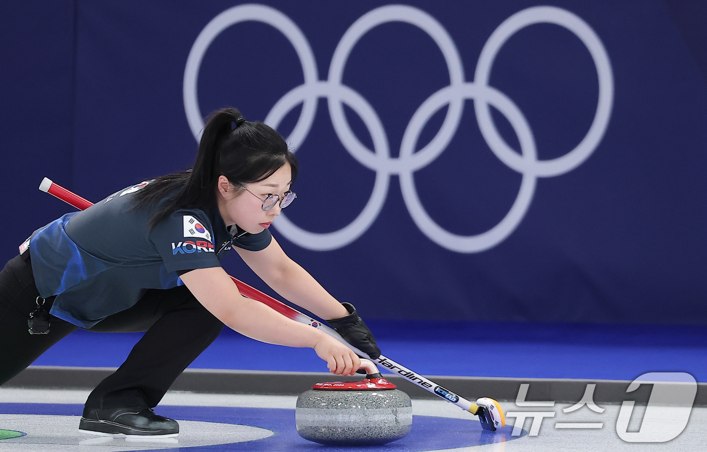 (코르티나담페초=뉴스1) 김성진 기자 = 컬링 믹스더블 김선영이 5일(현지시간) 이탈리아 코르티나담페초 컬링 올림픽 스타디움에서 열린 2026 밀라노·코르티나 동계올림픽 컬링 믹스 …