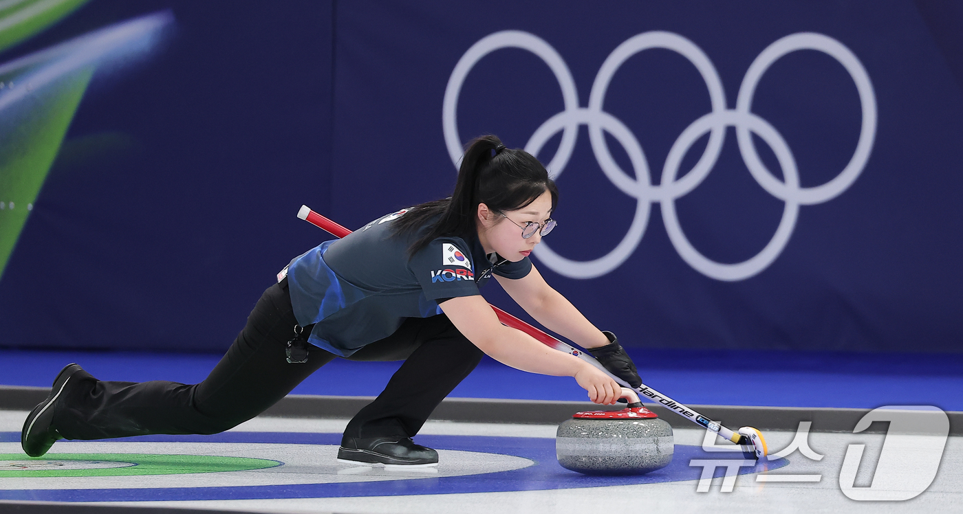 (코르티나담페초=뉴스1) 김성진 기자 = 컬링 믹스더블 김선영이 5일(현지시간) 이탈리아 코르티나담페초 컬링 올림픽 스타디움에서 열린 2026 밀라노·코르티나 동계올림픽 컬링 믹스 …