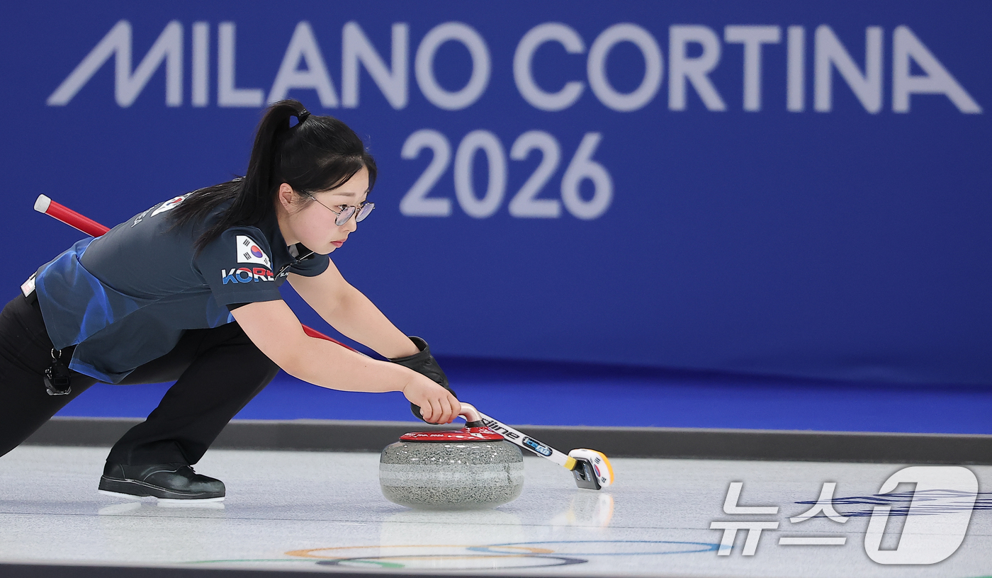 (코르티나담페초=뉴스1) 김성진 기자 = 컬링 믹스더블 김선영이 5일(현지시간) 이탈리아 코르티나담페초 컬링 올림픽 스타디움에서 열린 2026 밀라노·코르티나 동계올림픽 컬링 믹스 …