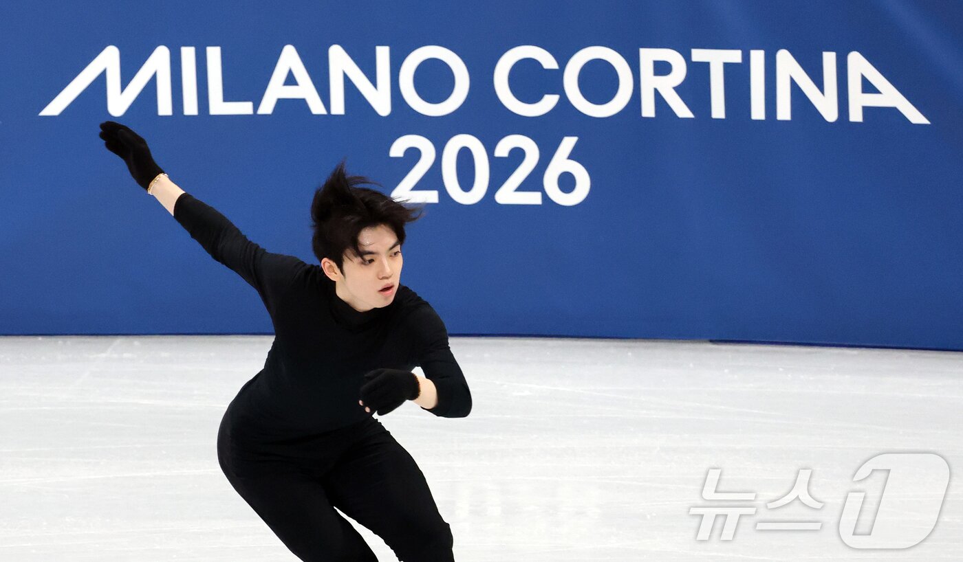 본문 이미지 - 피겨 차준환이 2026 밀라노·코르티나담페초 동계올림픽 개막을 하루 앞둔 5일(현지시간) 이탈리아 밀라노 아이스 스케이팅 아레나에서 훈련하고 있다. 2026.2.5/뉴스1 ⓒ News1 김진환 기자