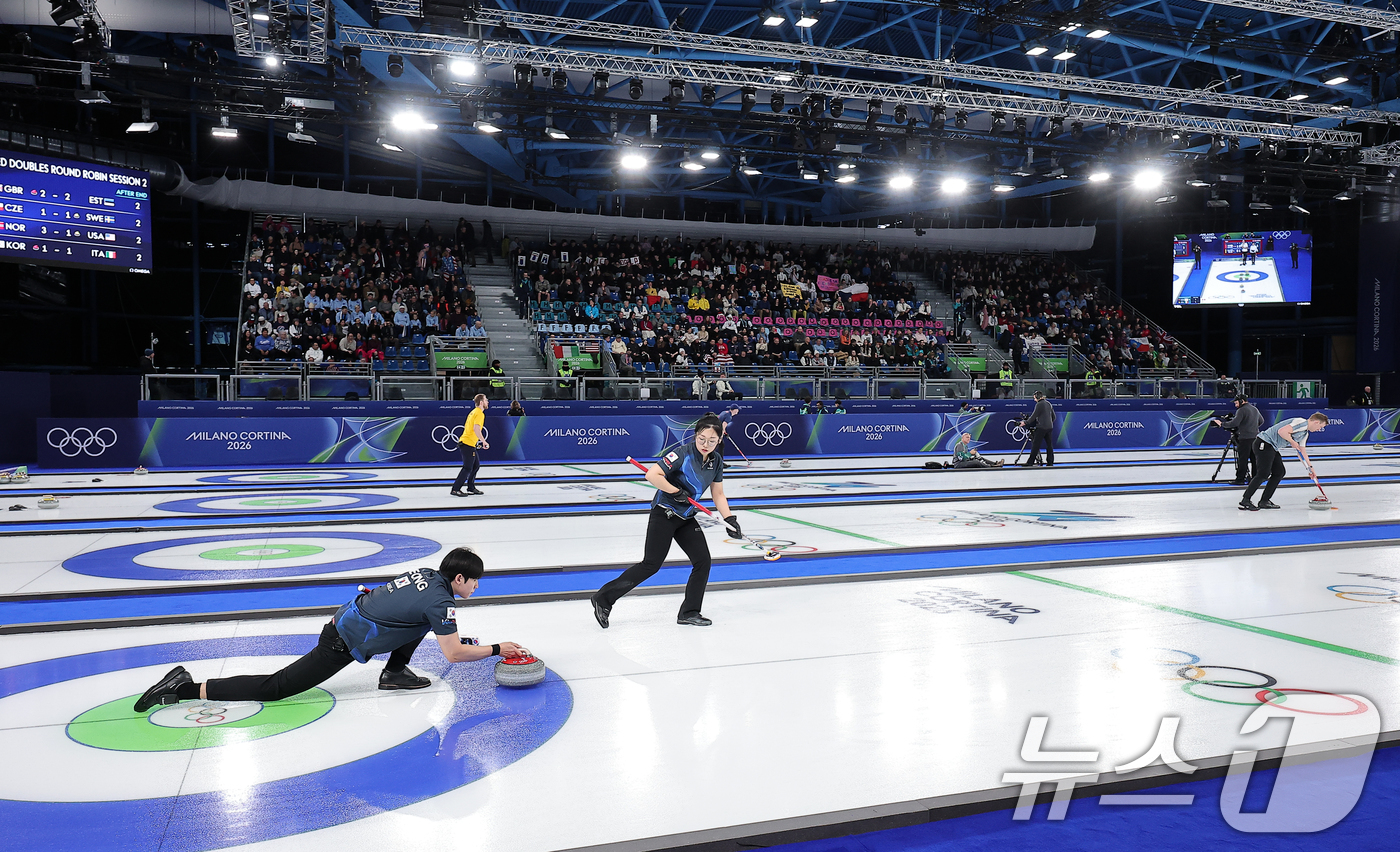 (코르티나담페초=뉴스1) 김성진 기자 = 컬링 믹스더블 정영석이 5일(현지시간) 이탈리아 코르티나담페초 컬링 올림픽 스타디움에서 열린 2026 밀라노·코르티나 동계올림픽 컬링 믹스 …