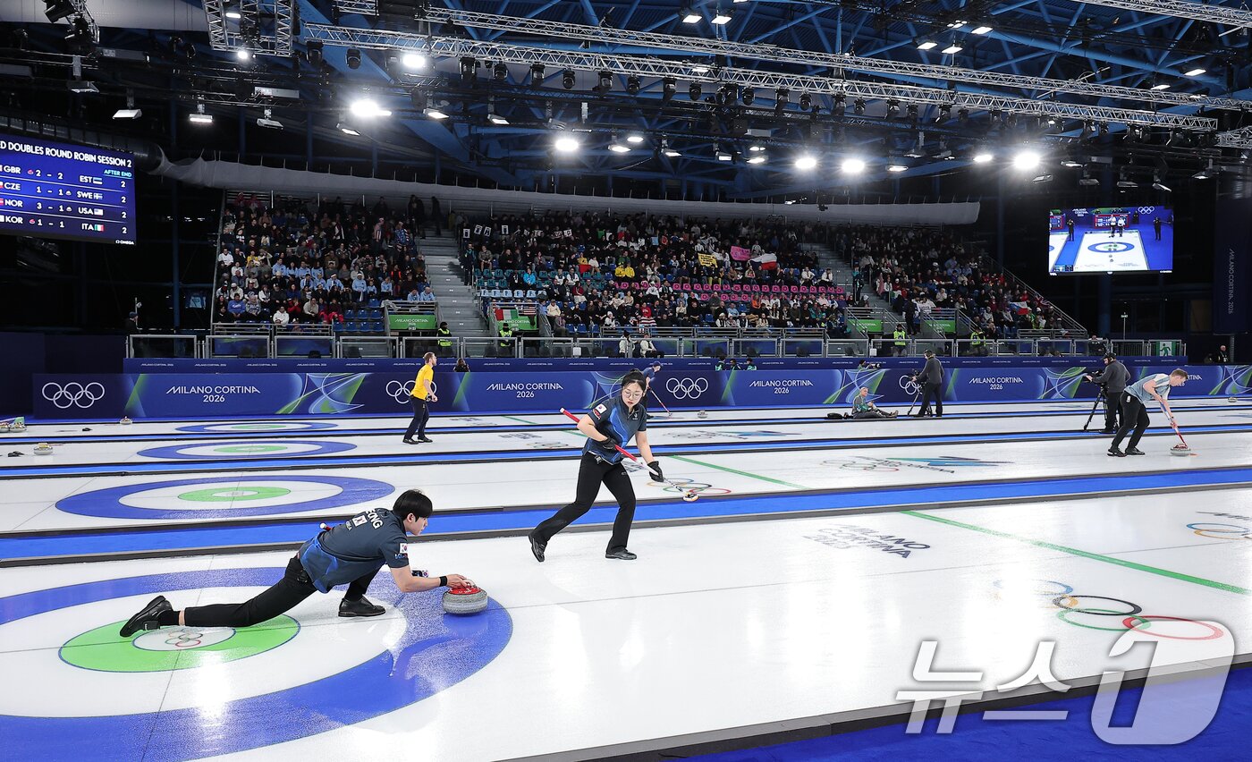 본문 이미지 - 컬링 믹스더블 정영석이 5일(현지시간) 이탈리아 코르티나담페초 컬링 올림픽 스타디움에서 열린 2026 밀라노·코르티나 동계올림픽 컬링 믹스더블 라운드 로빈 대한민국과 이탈리아의 경기에서 딜리버리를 하고 있다. 2026.2.5/뉴스1 ⓒ News1 김성진 기자