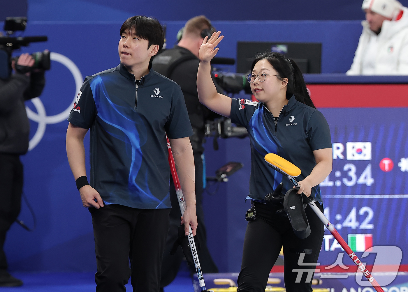 (밀라노=뉴스1) 김성진 기자 = 컬링 믹스더블 김선영과 정영석이 5일(현지시간) 이탈리아 코르티나담페초 컬링 올림픽 스타디움에서 열린 2026 밀라노·코르티나 동계올림픽 컬링 믹 …