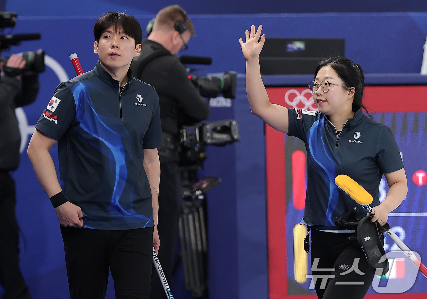 (밀라노=뉴스1) 김성진 기자 = 컬링 믹스더블 김선영과 정영석이 5일(현지시간) 이탈리아 코르티나담페초 컬링 올림픽 스타디움에서 열린 2026 밀라노·코르티나 동계올림픽 컬링 믹 …