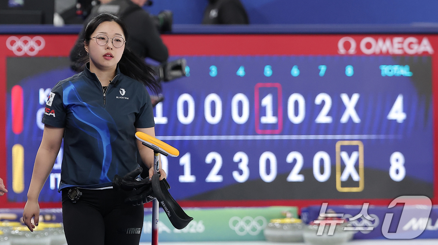 (밀라노=뉴스1) 김성진 기자 = 컬링 믹스더블 김선영이 5일(현지시간) 이탈리아 코르티나담페초 컬링 올림픽 스타디움에서 열린 2026 밀라노·코르티나 동계올림픽 컬링 믹스더블 라 …