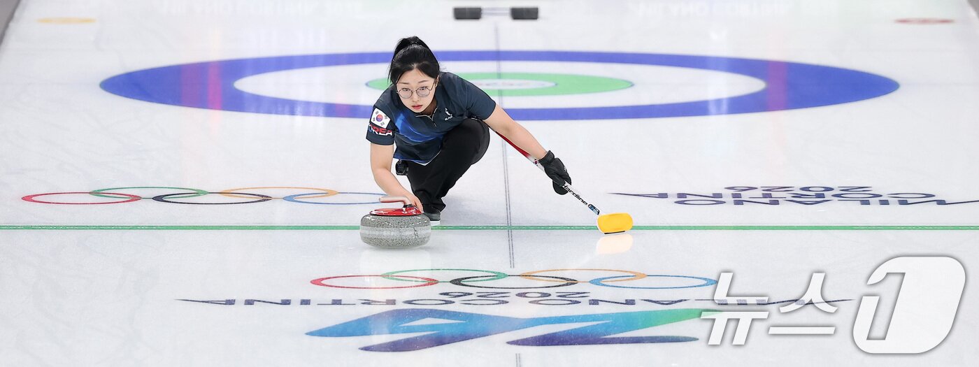 본문 이미지 - 컬링 믹스더블 김선영이 5일(현지시간) 이탈리아 코르티나담페초 컬링 올림픽 스타디움에서 열린 2026 밀라노·코르티나 동계올림픽 컬링 믹스더블 라운드 로빈 대한민국과 이탈리아의 경기에서 딜리버리를 하고 있다. 2026.2.5/뉴스1 ⓒ News1 김성진 기자