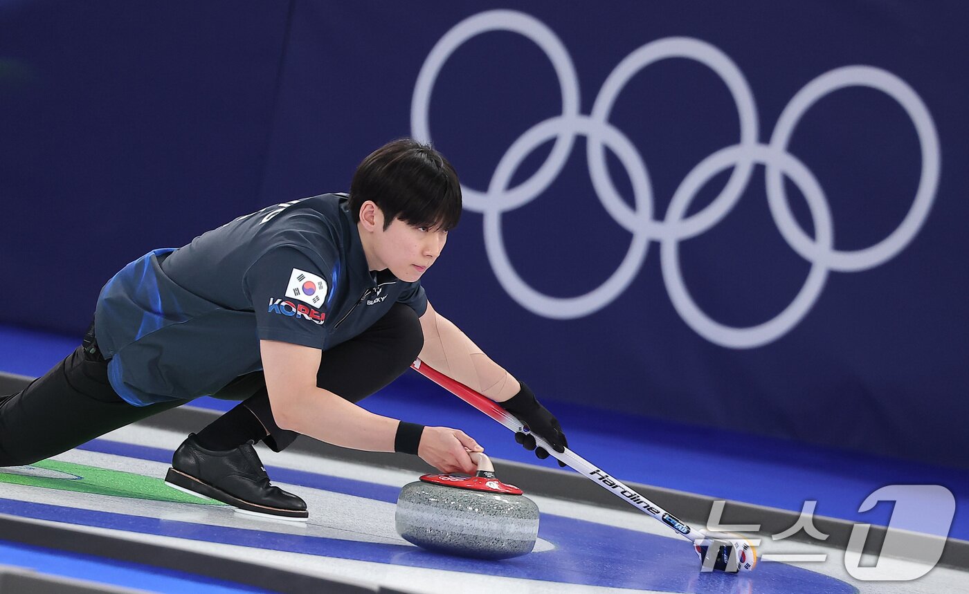 본문 이미지 - 컬링 믹스더블 정영석이 5일(현지시간) 이탈리아 코르티나담페초 컬링 올림픽 스타디움에서 열린 2026 밀라노·코르티나 동계올림픽 컬링 믹스더블 라운드 로빈 대한민국과 이탈리아의 경기에서 딜리버리를 하고 있다. 2026.2.5/뉴스1 ⓒ News1 김성진 기자