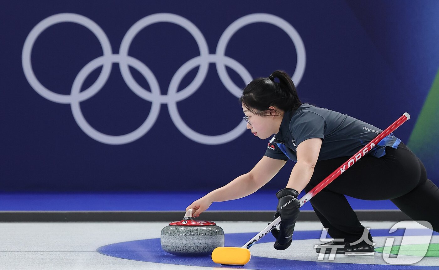 본문 이미지 - 컬링 믹스더블 김선영이 5일(현지시간) 이탈리아 코르티나담페초 컬링 올림픽 스타디움에서 열린 2026 밀라노·코르티나 동계올림픽 컬링 믹스더블 라운드 로빈 대한민국과 이탈리아의 경기에서 딜리버리를 하고 있다. 2026.2.5/뉴스1 ⓒ News1 김성진 기자
