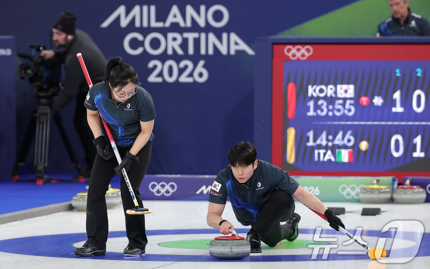 (코르티나담페초=뉴스1) 김성진 기자 = 컬링 믹스더블 정영석이 5일(현지시간) 이탈리아 코르티나담페초 컬링 올림픽 스타디움에서 열린 2026 밀라노·코르티나 동계올림픽 컬링 믹스 …