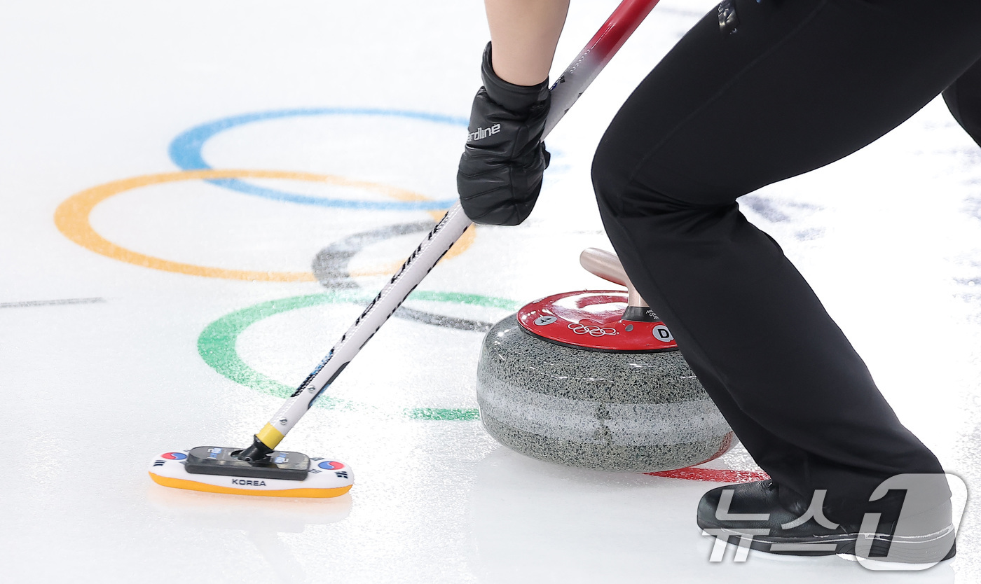 (코르티나담페초=뉴스1) 김성진 기자 = 컬링 믹스더블 김선영이 5일(현지시간) 이탈리아 코르티나담페초 컬링 올림픽 스타디움에서 열린 2026 밀라노·코르티나 동계올림픽 컬링 믹스 …