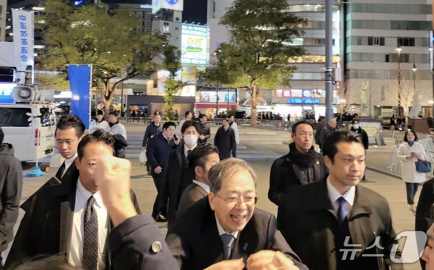 본문 이미지 - 5일 일본 오사카 난바광장에서 중도개혁연합의 사이토 데쓰오 공동대표가 공동 유세를 마치고 지지자들과 인사하고 있다. 2026.02.05/뉴스1ⓒ News1 김지완 기자