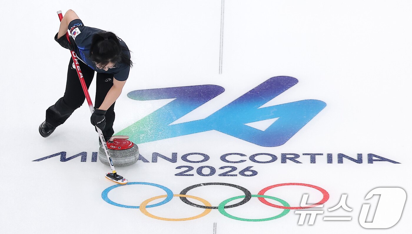 본문 이미지 - 컬링 믹스더블 김선영이 5일(현지시간) 이탈리아 코르티나담페초 컬링 올림픽 스타디움에서 열린 2026 밀라노·코르티나 동계올림픽 컬링 믹스더블 라운드 로빈 대한민국과 이탈리아의 경기에서 스위핑을 하고 있다. 2026.2.5/뉴스1 ⓒ News1 김성진 기자