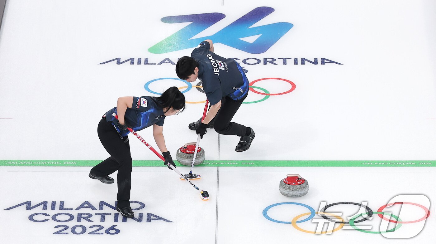 본문 이미지 - 컬링 믹스더블 김선영과 정영석이 5일(현지시간) 이탈리아 코르티나담페초 컬링 올림픽 스타디움에서 열린 2026 밀라노·코르티나 동계올림픽 컬링 믹스더블 라운드 로빈 대한민국과 이탈리아의 경기에서 스위핑을 하고 있다. 2026.2.5/뉴스1 ⓒ News1 김성진 기자