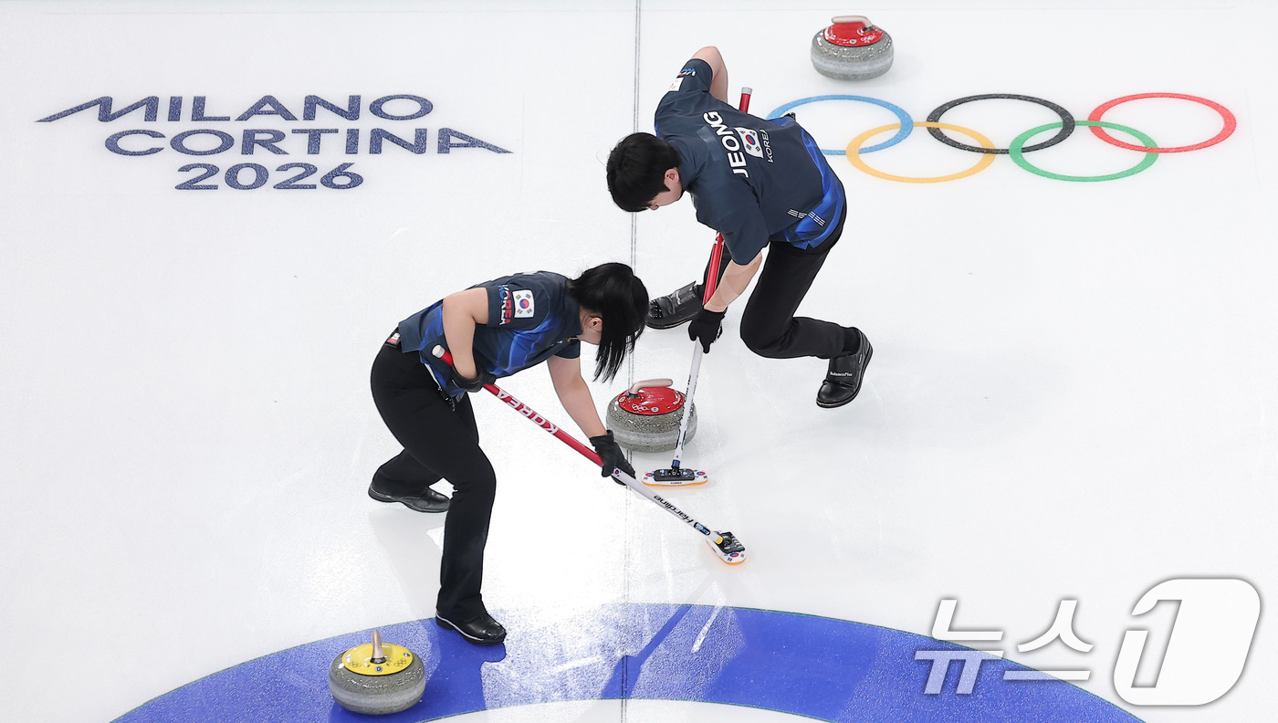 (코르티나담페초=뉴스1) 김성진 기자 = 컬링 믹스더블 김선영과 정영석이 5일(현지시간) 이탈리아 코르티나담페초 컬링 올림픽 스타디움에서 열린 2026 밀라노·코르티나 동계올림픽 …