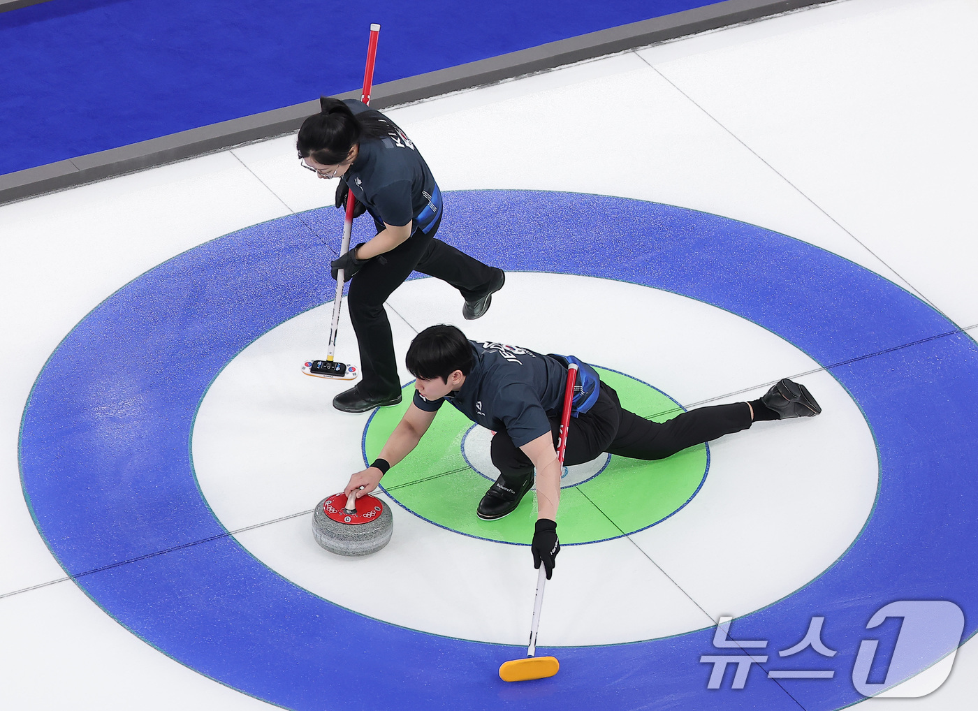 (코르티나담페초=뉴스1) 김성진 기자 = 컬링 믹스더블 정영석이 5일(현지시간) 이탈리아 코르티나담페초 컬링 올림픽 스타디움에서 열린 2026 밀라노·코르티나 동계올림픽 컬링 믹스 …