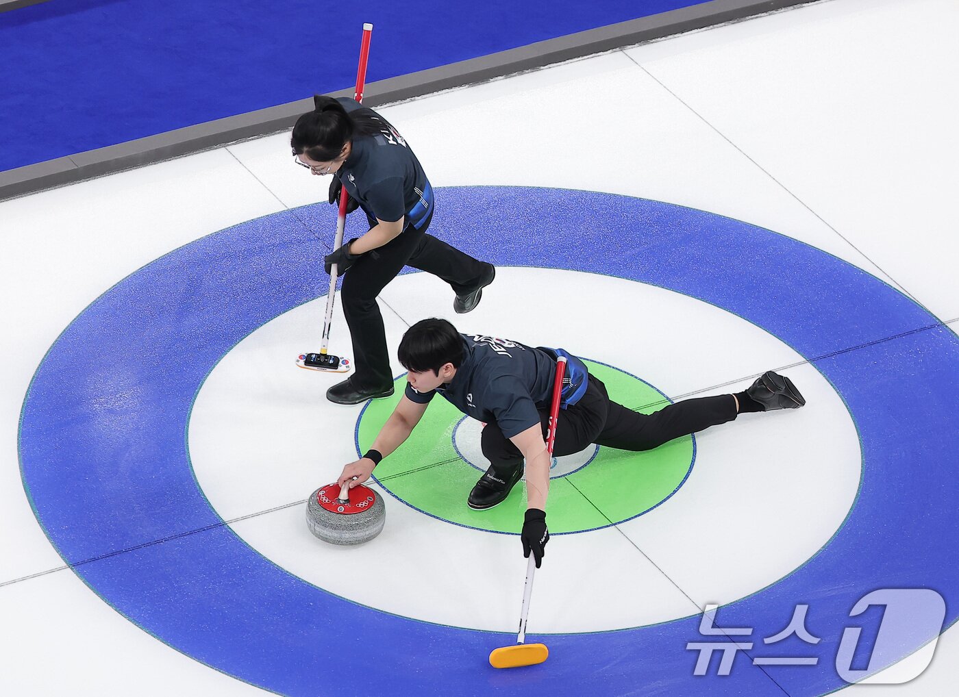 본문 이미지 - 컬링 믹스더블 정영석이 5일(현지시간) 이탈리아 코르티나담페초 컬링 올림픽 스타디움에서 열린 2026 밀라노·코르티나 동계올림픽 컬링 믹스더블 라운드 로빈 대한민국과 이탈리아의 경기에서 딜리버리를 하고 있다. 2026.2.5/뉴스1 ⓒ News1 김성진 기자