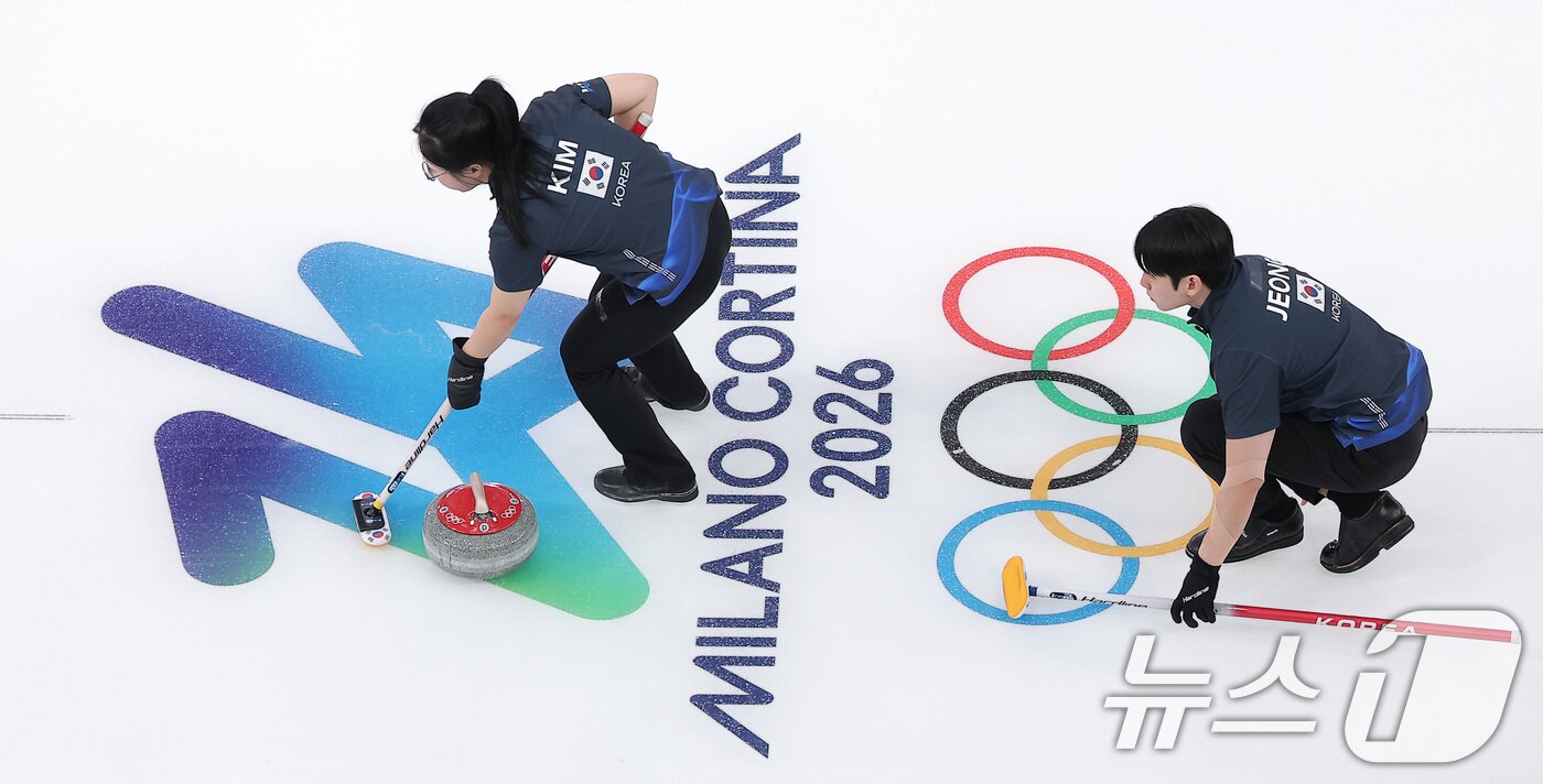 본문 이미지 - 컬링 믹스더블 김선영과 정영석이 5일(현지시간) 이탈리아 코르티나담페초 컬링 올림픽 스타디움에서 열린 2026 밀라노·코르티나 동계올림픽 컬링 믹스더블 라운드 로빈 대한민국과 이탈리아의 경기에서 스위핑을 하고 있다. 2026.2.5/뉴스1 ⓒ News1 김성진 기자