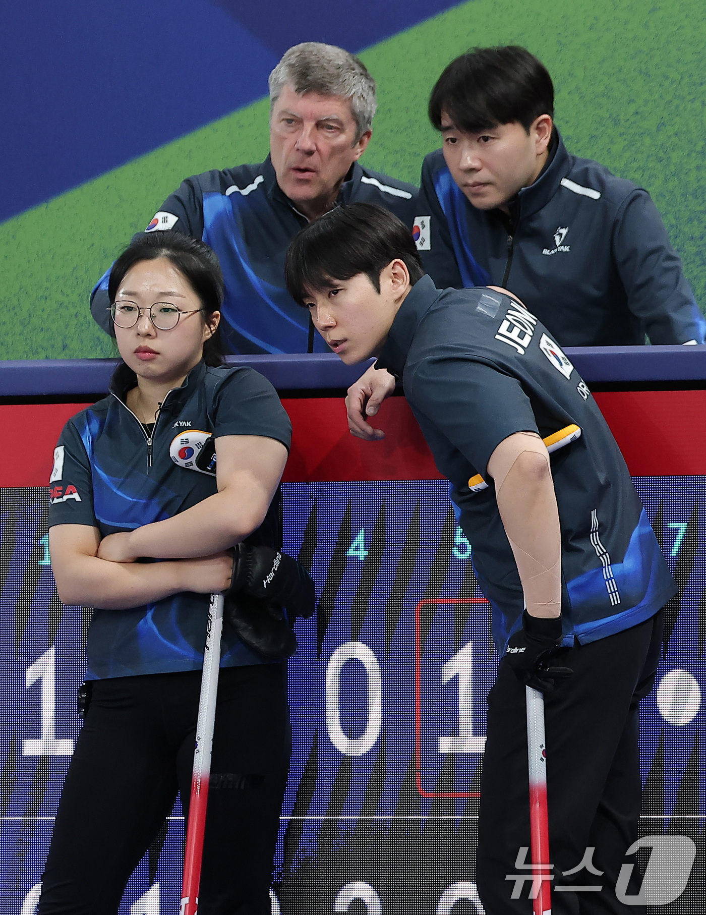 (코르티나담페초=뉴스1) 김성진 기자 = 컬링 믹스더블 김선영과 정영석이 5일(현지시간) 이탈리아 코르티나담페초 컬링 올림픽 스타디움에서 열린 2026 밀라노·코르티나 동계올림픽 …