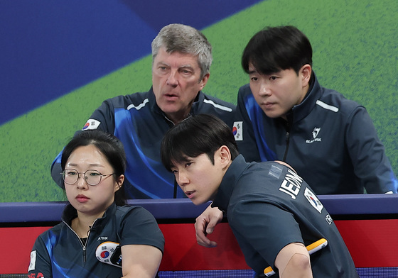 김선영·정영석, 코칭 스태프와 작전회의