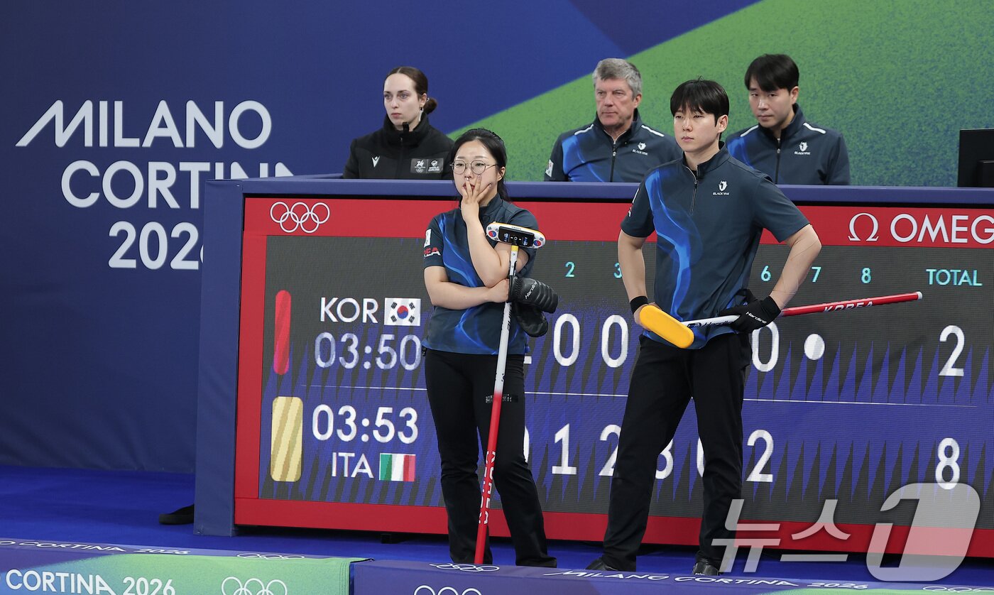 본문 이미지 - 컬링 믹스더블 김선영과 정영석이 5일(현지시간) 이탈리아 코르티나담페초 컬링 올림픽 스타디움에서 열린 2026 밀라노·코르티나 동계올림픽 컬링 믹스더블 라운드 로빈 대한민국과 이탈리아의 경기에서 2-8로 뒤진 7엔드 상황을 지켜보고 있다. 2026.2.5/뉴스1 ⓒ News1 김성진 기자