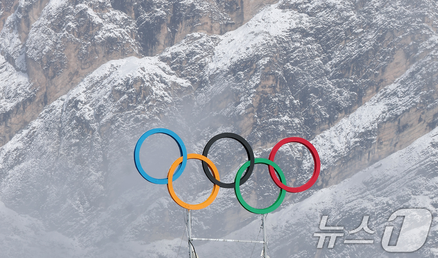 (코르티나담페초=뉴스1) 김성진 기자 = 2026 밀라노·코르티나 동계올림픽 개막을 하루 앞둔 5일(현지시간) 이탈리아 코르티나담페초 컬링 올림픽 스타디움에 설치된 올림픽 오륜기 …