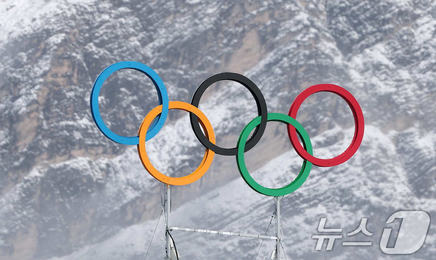 (코르티나담페초=뉴스1) 김성진 기자 = 2026 밀라노·코르티나 동계올림픽 개막을 하루 앞둔 5일(현지시간) 이탈리아 코르티나담페초 컬링 올림픽 스타디움에 설치된 올림픽 오륜기 …