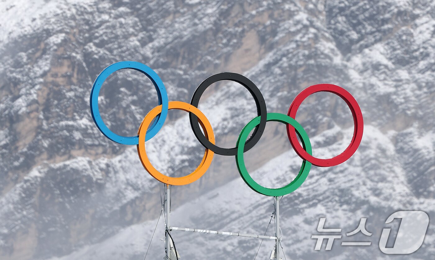 본문 이미지 - 2026 밀라노·코르티나 동계올림픽 개막을 하루 앞둔 5일(현지시간) 이탈리아 코르티나담페초 컬링 올림픽 스타디움에 설치된 올림픽 오륜기 뒤로 설산이 장관을 이루고 있다. 2026.2.5/뉴스1 ⓒ News1 김성진 기자