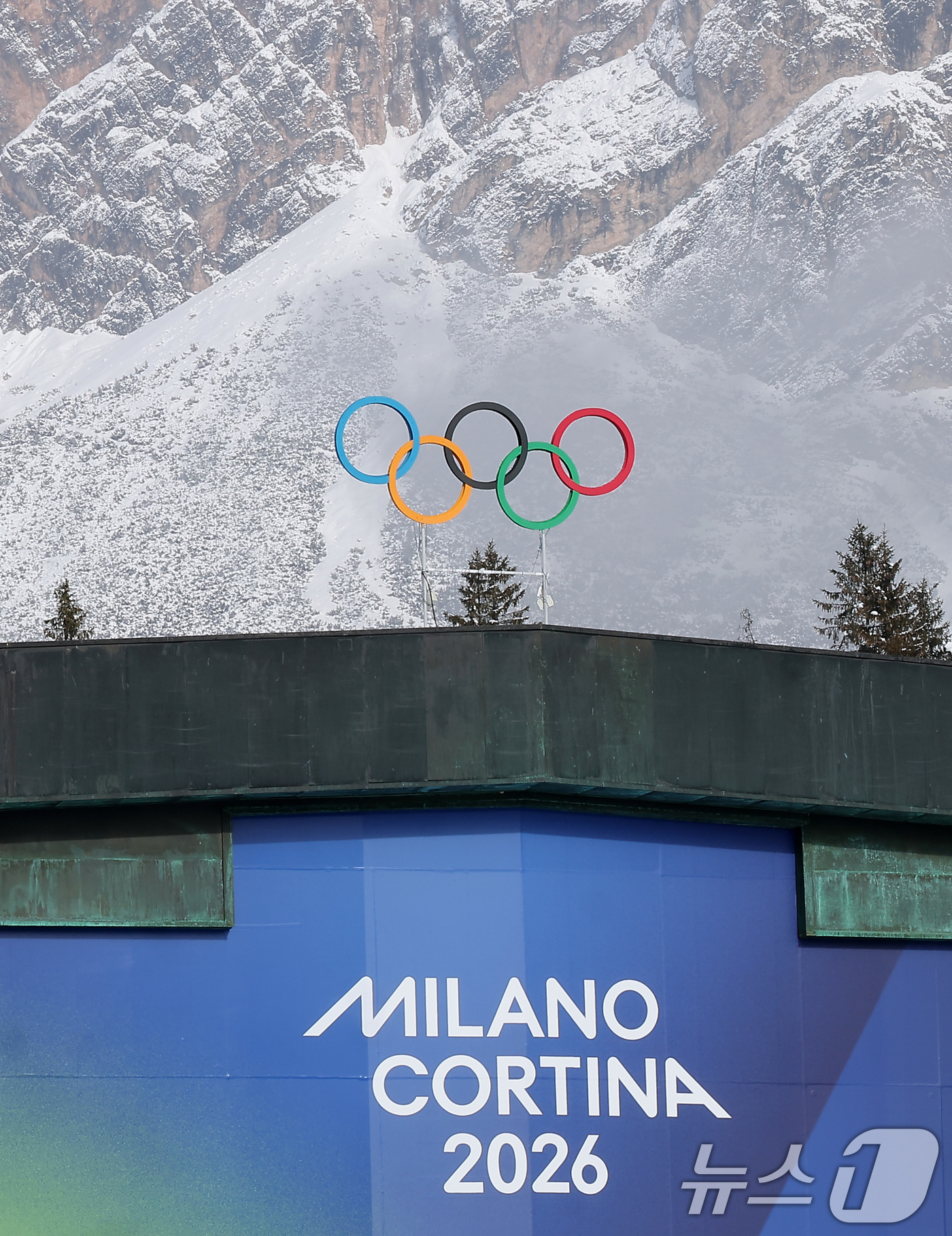 (코르티나담페초=뉴스1) 김성진 기자 = 2026 밀라노·코르티나 동계올림픽 개막을 하루 앞둔 5일(현지시간) 이탈리아 코르티나담페초 컬링 올림픽 스타디움에 설치된 올림픽 오륜기 …