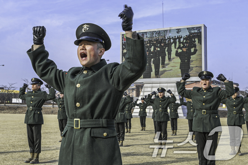 (포항=뉴스1) 최창호 기자 = 5일 경북 포항시 남구 오천읍 해병대 교육훈련단에서 열린 신병 1325기 461명의 수료식에서 신병들이 해병 자격 선포에 환호하고 있다. (해병대교 …