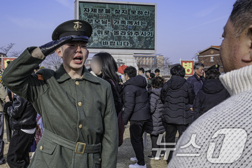 (포항=뉴스1) 최창호 기자 = 5일 경북 포항시 남구 오천읍 해병대 교육훈련단에서 열린 신병 1325기 461명의 수료식에서 신병이 부모님께 경례하고 있다. (해병대교육훈련단제공 …