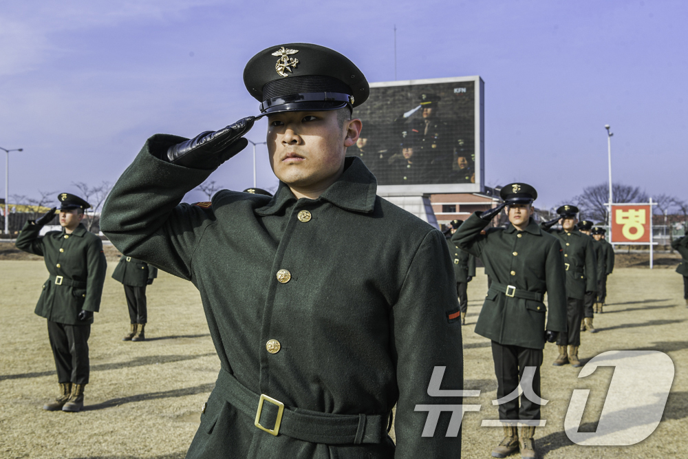 (포항=뉴스1) 최창호 기자 = 5일 경북 포항시 남구 오천읍 해병대 교육훈련단에서 열린 신병 1325기 461명의 수료식에서 신병이 경례하고 있다. (해병대교육훈련단제공, 재판매 …