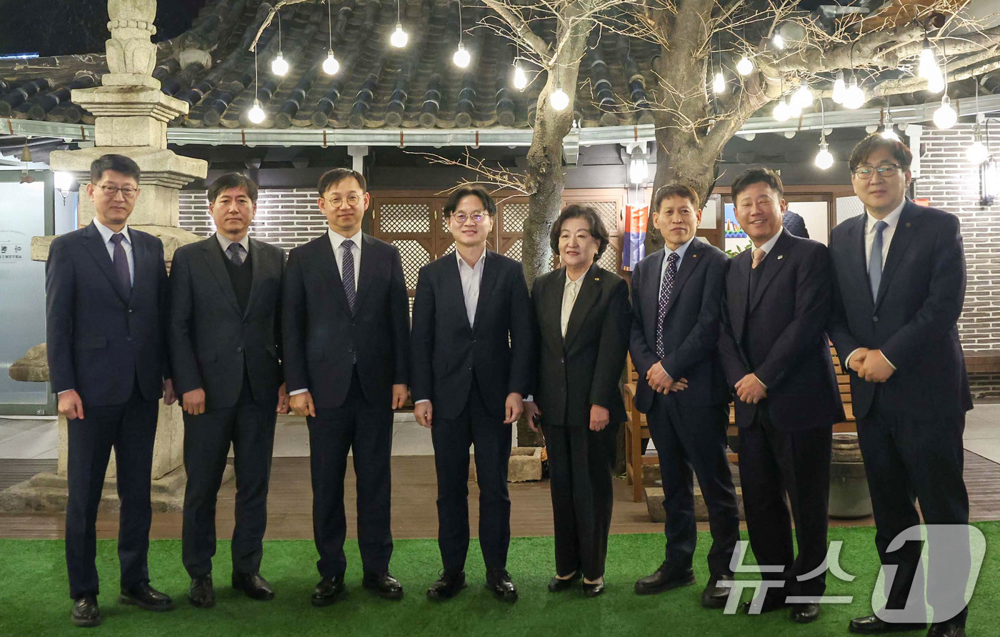 (서울=뉴스1) = 김정관 산업통상부 장관이 5일 오후 대구광역시 수성구의 한식당에서 열린 대구·경북 혁신기관·경제단체장 간담회에서 참석자들과 기념촬영을 하고 있다. (산업통상부 …