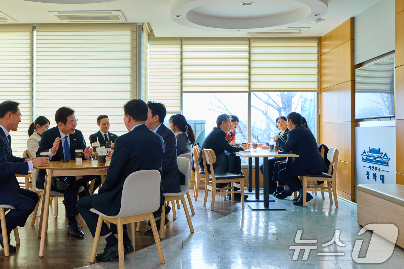 (서울=뉴스1) 허경 기자 = 이재명 대통령이 5일 청와대 연풍문 카페에서 참모진과 차담을 하고 있다. (이재명 대통령 SNS. 재판매 및 DB 금지) 2026.2.5/뉴스1