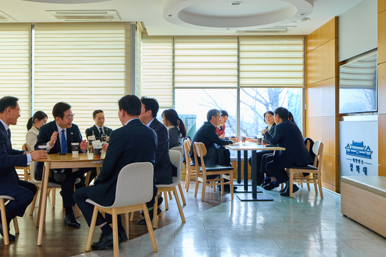 이재명 대통령, 참모진과 차담