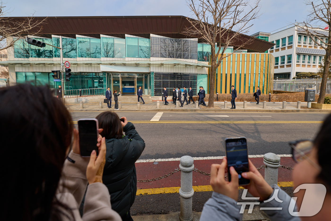 (서울=뉴스1) 허경 기자 = 이재명 대통령이 5일 청와대에서 오찬을 마친 뒤 참모진과 산책을 하고 있다. (이재명 대통령 SNS. 재판매 및 DB 금지) 2026.2.5/뉴스1