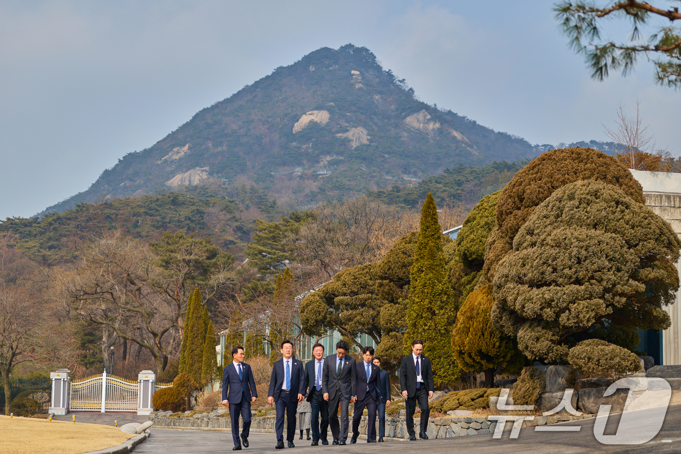 (서울=뉴스1) 허경 기자 = 이재명 대통령이 5일 청와대에서 오찬을 마친 뒤 참모진과 산책을 하고 있다. (이재명 대통령 SNS. 재판매 및 DB 금지) 2026.2.5/뉴스1