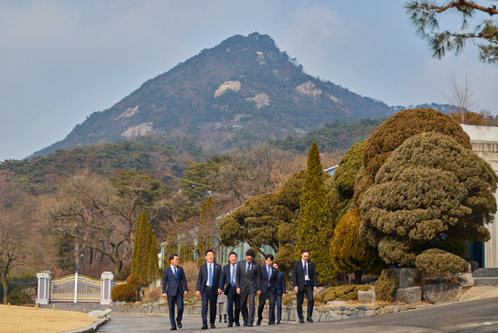 참모진과 산책하는 이재명 대통령