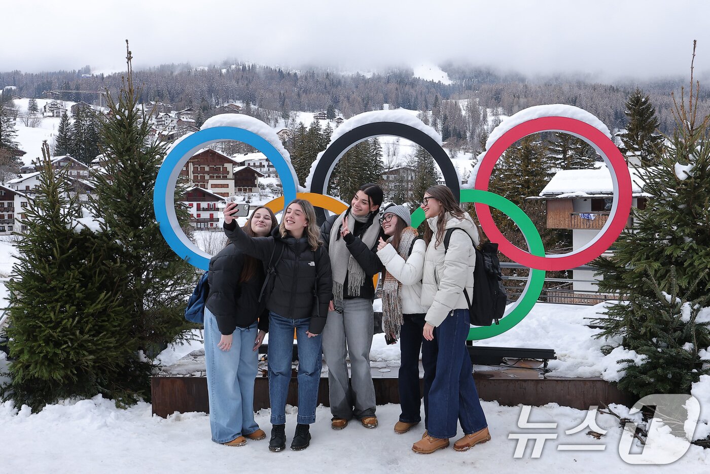 본문 이미지 - 2026 밀라노·코르티나 동계올림픽 개막을 하루 앞둔 5일(현지시간) 이탈리아 코르티나담페초 광장에 설치된 올림픽 오륜기에서 관광객들이 사진촬영을 하고 있다. 2026.2.5/뉴스1 ⓒ News1 김성진 기자