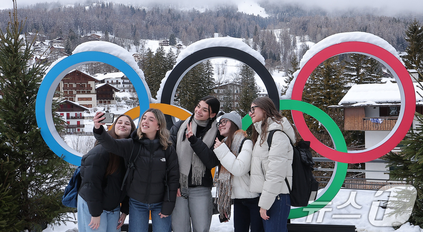 (코르티나담페초=뉴스1) 김성진 기자 = 2026 밀라노·코르티나 동계올림픽 개막을 하루 앞둔 5일(현지시간) 이탈리아 코르티나담페초 광장에 설치된 올림픽 오륜기에서 관광객들이 사 …