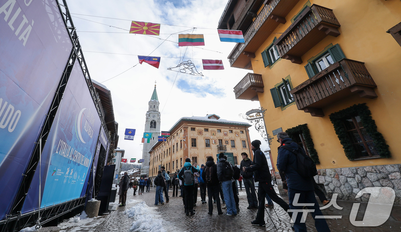(코르티나담페초=뉴스1) 김성진 기자 = 2026 밀라노·코르티나 동계올림픽 개막을 하루 앞둔 5일(현지시간) 이탈리아 코르티나담페초 광장에서 시민들이 올림픽 분위기를 즐기고 있다 …