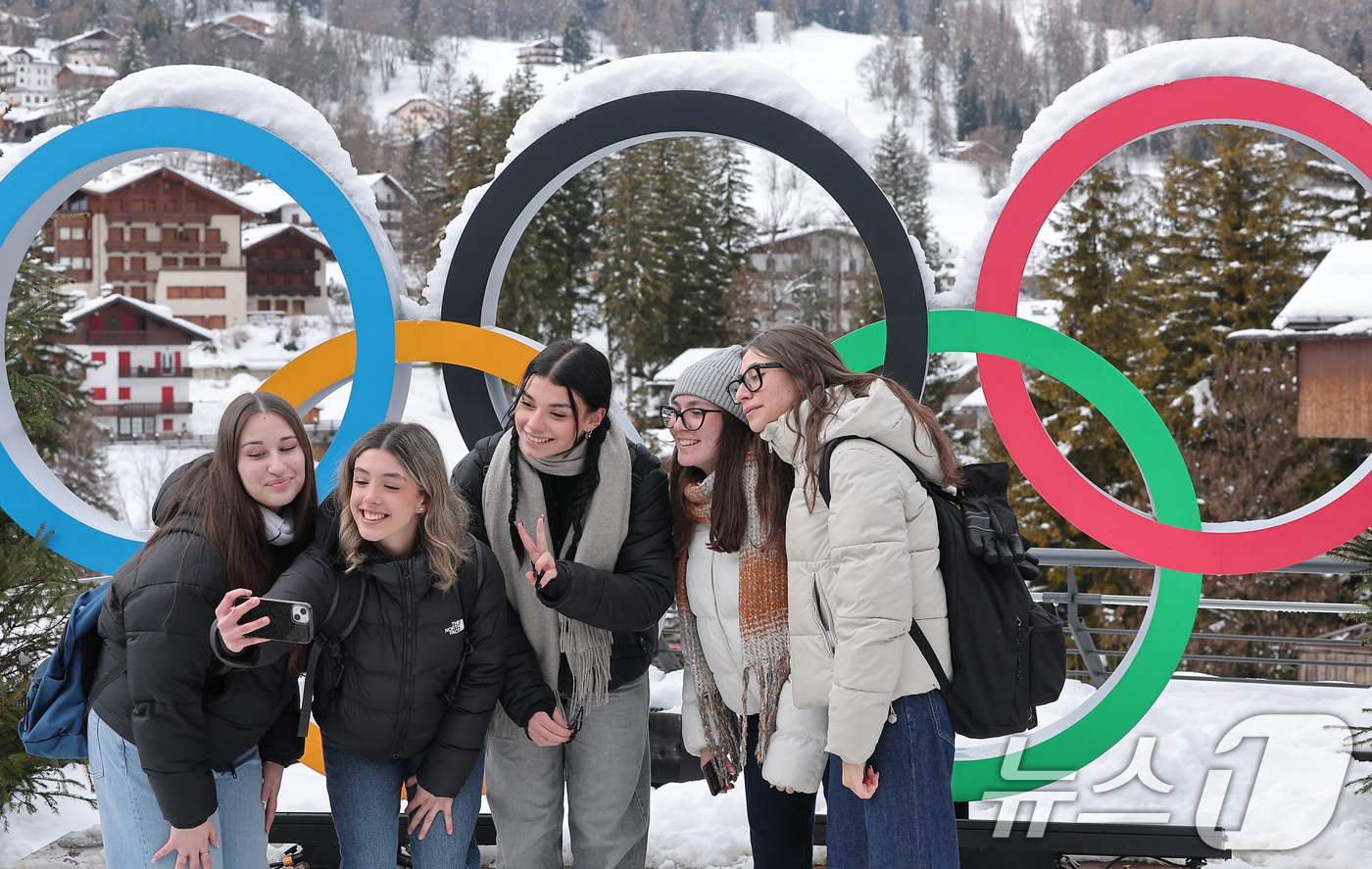 (코르티나담페초=뉴스1) 김성진 기자 = 2026 밀라노·코르티나 동계올림픽 개막을 하루 앞둔 5일(현지시간) 이탈리아 코르티나담페초 광장에 설치된 올림픽 오륜기에서 관광객들이 사 …