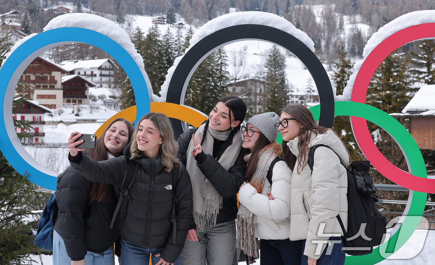 (코르티나담페초=뉴스1) 김성진 기자 = 2026 밀라노·코르티나 동계올림픽 개막을 하루 앞둔 5일(현지시간) 이탈리아 코르티나담페초 광장에 설치된 올림픽 오륜기에서 관광객들이 사 …