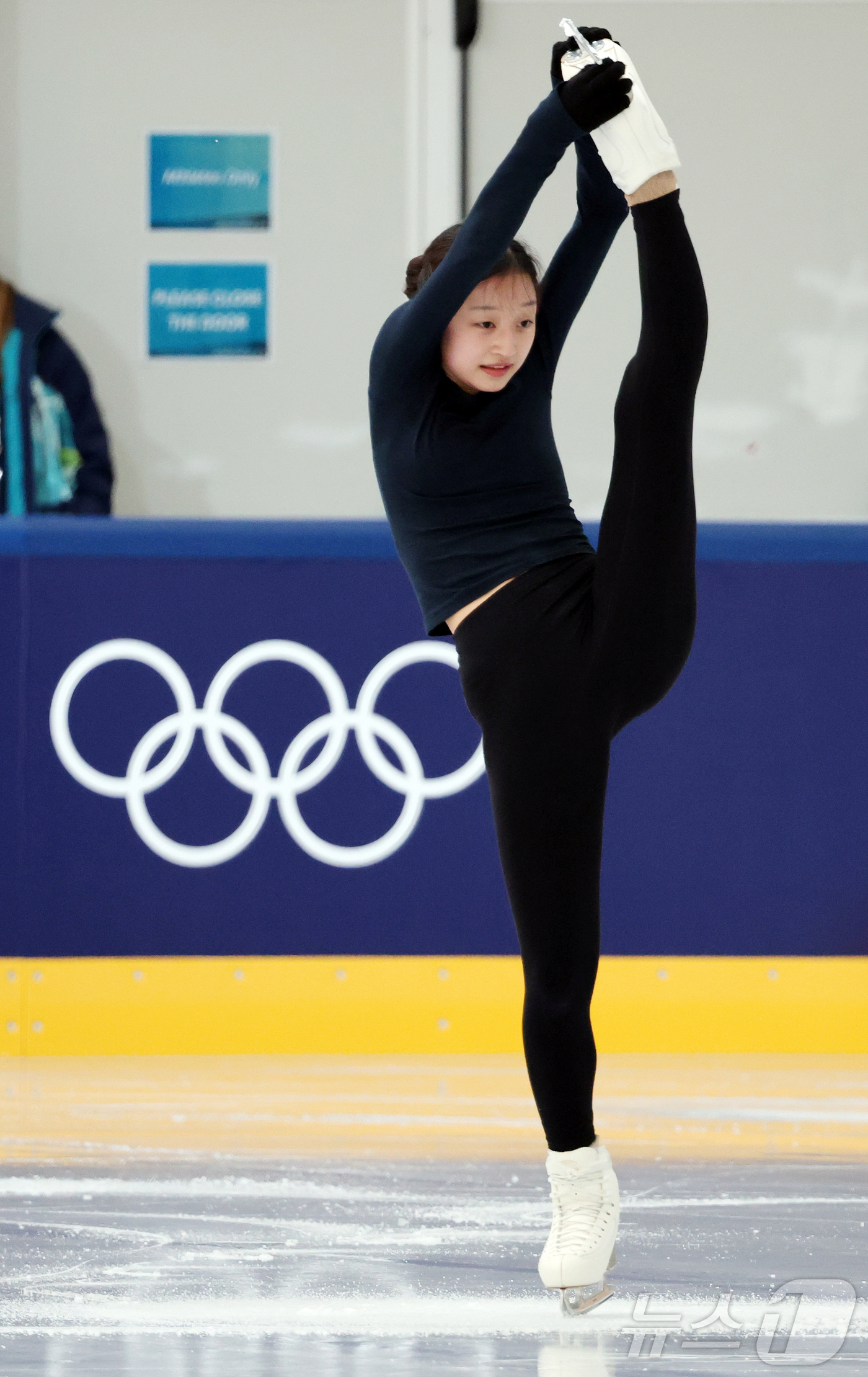 (밀라노=뉴스1) 김진환 기자 = 피겨 신지아가 2026 밀라노·코르티나담페초 동계올림픽 개막을 하루 앞둔 5일(현지시간) 이탈리아 밀라노 아이스 스케이팅 아레나에서 훈련하고 있다 …