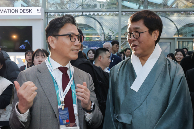 최휘영 문체부 장관, '연임 성공' 김재열 국제빙상연맹 회장에 축전