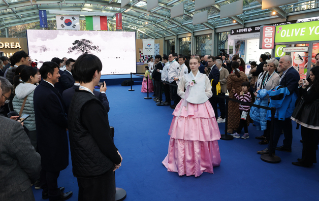 코리아하우스에서 펼쳐진 한복 패션쇼