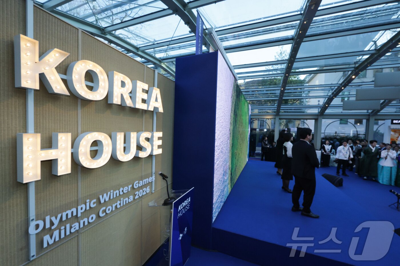 본문 이미지 - 5일(현지시간) 이탈리아 밀라노 빌라 네키 캄필리오(Villa Necchi Campiglio)에서 코리아하우스 개관식이 열리고 있다. 코리아하우스는 2026 밀라노·코르티나담페초 동계올림픽 기간 동안 스포츠 외교와 K-컬처 홍보의 장으로 활용된다. 2026.2.6/뉴스1 ⓒ News1 김진환 기자